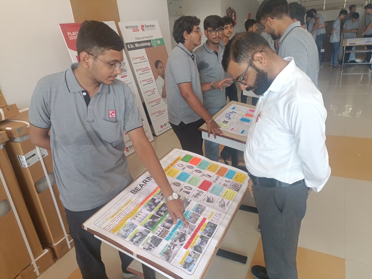 Photos of Student Innovation Poster Presentation through Mechanical Ideas.