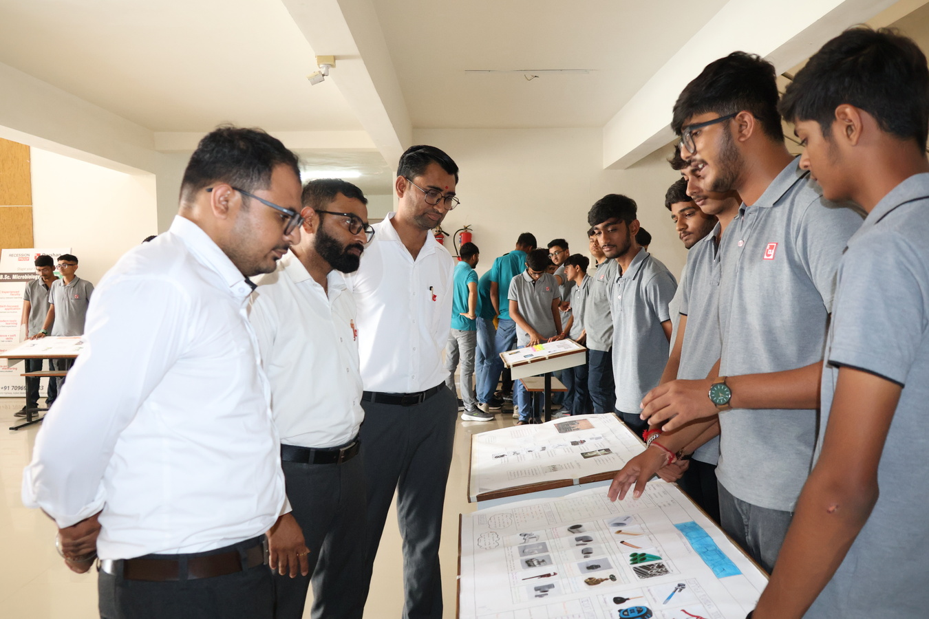 Photos of Student Innovation Poster Presentation through Mechanical Ideas.